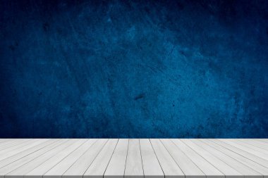 Koyu mavi desenli duvar zemininde boş bir masa. Duvarında organik gölge ve ışık yansımaları olan bir kompozisyon. Sunum, markalaşma ürünleri, kozmetik ürünleri veya mücevherler için modelleyin.