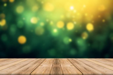 Bulanık yeşil arkaplandaki ahşap masa üstü - ürünlerinizi görüntülemek ya da montaj için kullanılabilir