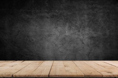 Siyah arka planda, dumanlı boş bir ahşap masa yüzer. Ürünlerinizi sergilemek için boş bir alan, karanlık bir arka planda dumanla yüzüyor. Ürünlerinizi göstermek için kullanılabilir alan.