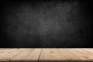 Siyah arka planda, dumanlı boş bir ahşap masa yüzer. Ürünlerinizi sergilemek için boş bir alan, karanlık bir arka planda dumanla yüzüyor. Ürünlerinizi göstermek için kullanılabilir alan.