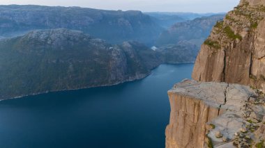 Engebeli kaya oluşumları ve dramatik yüksekliğiyle görkemli Preikestolen uçurumunun havadan görünüşü, Preikestolen, Norveç. Kayalıklarda kimse yok..