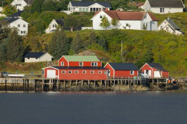 Günbatımı sersemletici dağlara ve Norveç 'in Lofoten adalarındaki Reine köyüne Reinebringen sırtından günbatımı panoramik manzara