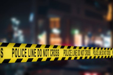 Suç mahalli veya kaza mahalli işareti, arka planda polis arabaları varken sınırı geçmeyin.