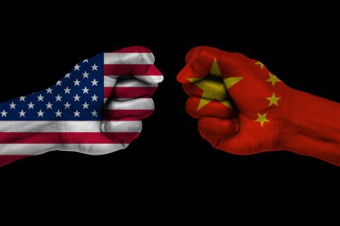 ABD ve Çin bayrakları arka planda iki yumruğa boyanmış. Amerika Birleşik Devletleri Çin 'e karşı ticaret anlaşmazlığı kavramı. Ticaret savaşı..