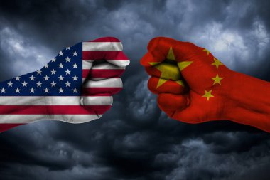 ABD ve Çin bayrakları arka planda iki yumruğa boyanmış. Amerika Birleşik Devletleri Çin 'e karşı ticaret anlaşmazlığı kavramı. Ticaret savaşı..