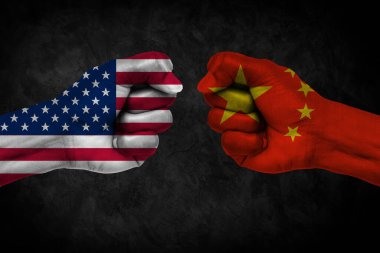ABD ve Çin bayrakları arka planda iki yumruğa boyanmış. Amerika Birleşik Devletleri Çin 'e karşı ticaret anlaşmazlığı kavramı. Ticaret savaşı..
