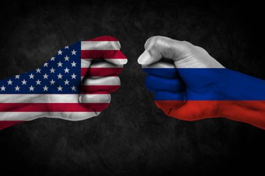 Rusya, Amerika Birleşik Devletleri Savaşı 'na Karşı ve Çatışmalar Boyalı Bayraklarla Arkaplanı Kavradı. Amerika ve Rusya gerilim zemininde. Ticaret savaşı..
