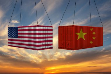 Çin ve ABD arasındaki ticaret çatışması kavramı. ABD ve Çin bayraklı konteynırların inişi. Çin için ödenecek yeni vergiler.