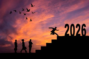 Mutlu Noeller ve 2026 yılına hoş geldiniz, 2025 uçurumundan gökyüzü bulutlu ve güneş ışığıyla 2026 uçurumuna atlayan vektör silueti adam. Vektör illüstrasyonu beyaz arkaplanda izole edildi