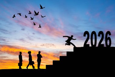 Mutlu Noeller ve 2026 yılına hoş geldiniz, 2025 uçurumundan gökyüzü bulutlu ve güneş ışığıyla 2026 uçurumuna atlayan vektör silueti adam. Vektör illüstrasyonu beyaz arkaplanda izole edildi