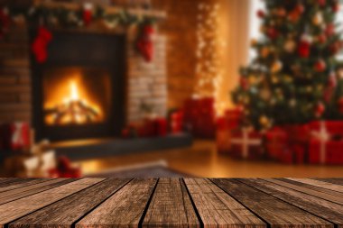Noel ve yeni yıl arka plan boş koyu ahşap güverte tablo üzerinde Noel ağacı ve bulanık ışık bokeh ile. Boş ekran ürün montajı için. Rustik vintage Xmas arka plan.