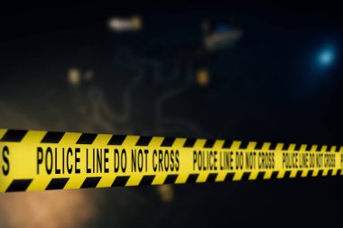 Gece Suç Mahalli: Olay Yeri İnceleme Ekibi Cinayet Üzerinde Çalışıyor. Kadın polis memuru, kurbanın cesedine dair dedektifi bilgilendirdi. Adli tıp ve sağlık görevlileri çalışıyor. Sinematik Çekim