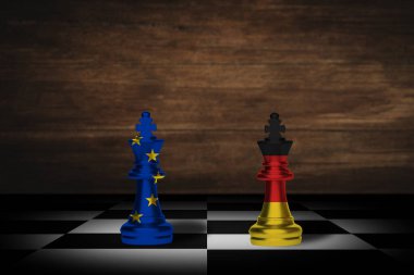 Almanya ve AB işbirliği kavramı. Almanya ve Avrupa Birliği satranç tahtasındaki piyon askerlerinin bayraklarını dikti. 3d illüstrasyon