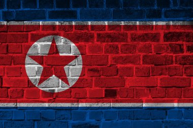 Kuzey Kore bayrağı. Duvarda DPRK sembolü var. Kuzey Kore bayrağı renginde taş çitler. Doğu Asya işareti. Kuzey Kore bayrağı duvara boyanmış. Siyasi geçmişi DPRK. Kuzey Kore Ulusal Günü.