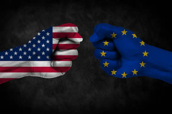Amerikan bayrak yumruğu, Avrupa Birliği bayrak yumruğuna karşı. İş ve ticaret savaşında bize karşı dünya kavramı. Amerika Birleşik Devletleri 'nin yeni tarifeleri.