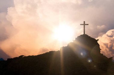 Hristiyan haçı gün doğumunda tepede. İsa 'nın dirilişi
