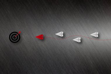 Liderlik kavramı, Hedef noktası, kırmızı uçak metalik karanlık arka planda hedefe doğru uçuyor, hedefe ulaşmak, Başarı, İş hedefi veya hedef başarısı ve kazanan konsept,