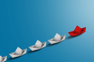 Bir tarafta beyaz kağıt gemi grubu ve mavi arka planda farklı yönleri gösteren kırmızı kağıt bir gemi. Yenilikçi çözüm kavramı için iş.