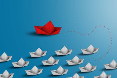 Bir tarafta beyaz kağıt gemi grubu ve mavi arka planda farklı yönleri gösteren kırmızı kağıt bir gemi. Yenilikçi çözüm kavramı için iş.