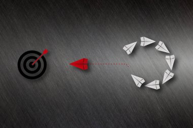 Liderlik kavramı, Hedef noktası, kırmızı uçak metalik karanlık arka planda hedefe doğru uçuyor, hedefe ulaşmak, Başarı, İş hedefi veya hedef başarısı ve kazanan konsept,