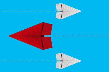 Kırmızı kağıttan origami düzlemi, mavi arka planda, eşsiz beyaz düzlemlerden gelen bireysel istikamete sahiptir. İş stratejisi ve fırsat kavramı. 3B illüstrasyon