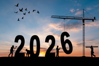 2026 yılının büyük rakamları. 2026 yılını karşılamak için inşa silueti. Günbatımı gökyüzü inşaat sahasının zeminine karşı büyük olan birçok inşaat vinci 2026 numaralı vektörü belirledi.