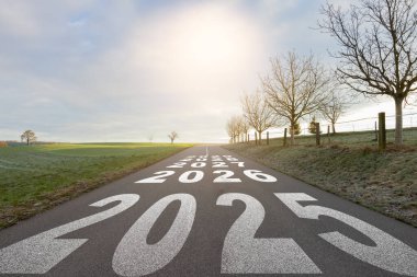 Yeni yıl 2025, 2026, 2027, 2028, 2029 asfalt yolun ortasında, Yeni Yıl Planlama.