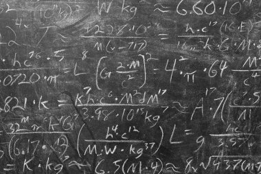 Fizik, matematik ve elektrik devrelerinde bilimsel formüller ve hesaplamalarla dolu geniş bir karatahta. Bilim ve eğitim geçmişi.