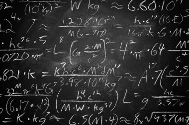 Fizik, matematik ve elektrik devrelerinde bilimsel formüller ve hesaplamalarla dolu geniş bir karatahta. Bilim ve eğitim geçmişi.