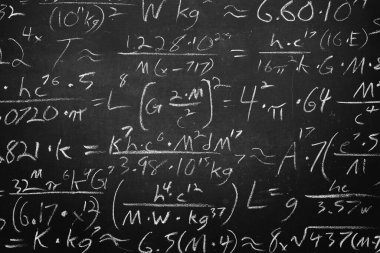 Fizik, matematik ve elektrik devrelerinde bilimsel formüller ve hesaplamalarla dolu geniş bir karatahta. Bilim ve eğitim geçmişi.