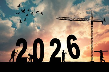 2026 yılının büyük rakamları. 2026 yılını karşılamak için inşa silueti. Günbatımı gökyüzü inşaat sahasının zeminine karşı büyük olan birçok inşaat vinci 2026 numaralı vektörü belirledi.