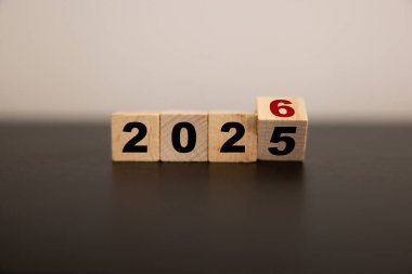 2025-2026 arası ahşap küplerden yapılmış geri sayım. Yeni yıl konsepti. Takvim işareti, olay, kutlama illüstrasyonu. Bulanık arkaplan, 3B görüntüleme.