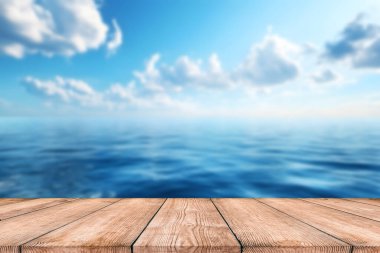 Boş ahşap masa üstü ve bulanık yaz plajı mavi deniz ve gökyüzü afişi. - ürünlerinizi görüntülemek ya da montajlamak için kullanılabilir.