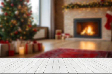 Noel ağacının önündeki boş masa dekorasyon arka planında. Ürün görüntüleme kurgusu için