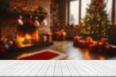 Noel ağacının önündeki boş masa dekorasyon arka planında. Ürün görüntüleme kurgusu için