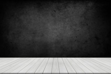 Dumanlı boş ahşap masa koyu arkaplanda süzülür