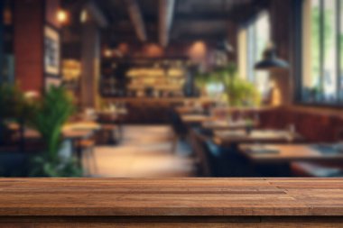 Boş ahşap masa. Kafe restoranının bulanık, altın rengi masası.