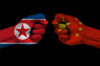 Çin ve Kuzey Kore bayrakları yumruk resimlerinden yapılmıştır. Sohbeti tasvir eden görüntüyü algıla. Temel harita ve arka plan konsepti. Çift pozlama hologramı       