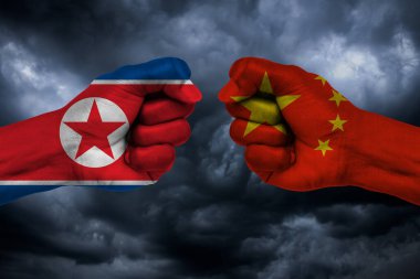 Çin ve Kuzey Kore bayrakları yumruk resimlerinden yapılmıştır. Sohbeti tasvir eden görüntüyü algıla. Temel harita ve arka plan konsepti. Çift pozlama hologramı       