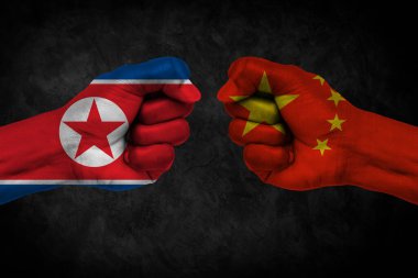 Çin ve Kuzey Kore bayrakları yumruk resimlerinden yapılmıştır. Sohbeti tasvir eden görüntüyü algıla. Temel harita ve arka plan konsepti. Çift pozlama hologramı       