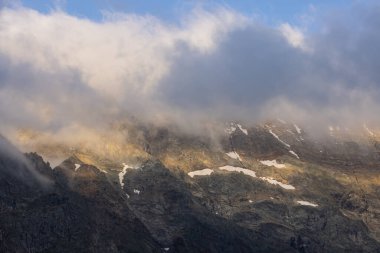 Kışın 3 dağ zirvesi Alp manzarası
