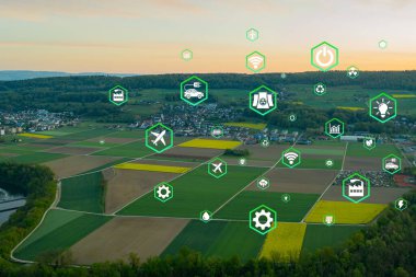 Çevre dostu taşımayı simgeleyen yeşil ormandaki hava manzaralı araba. Elektrikli sürüş modunda temiz ve seradan arındırılmış yeşil ulaşım kavramı.