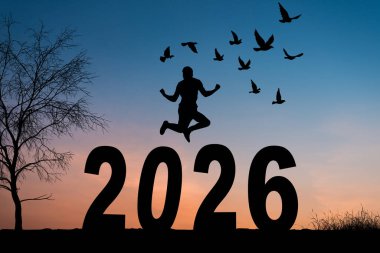 Mutlu yıllar - Manzara arka plan panoraması 2026 - Dağların siyah silueti ve insanın yıl tutuşu ile nefes kesici manzara, gün doğumunda