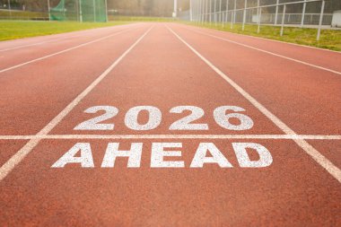 Yeni yılın başlangıcı. Koşu yolunda 2025, 2026, 2027 yılındaki değişiklikler. Yeni yılda başlayan yeni fikirlerin kavramı, KPI 'nin hayatta başarı hedeflerini belirlemenin yanı sıra planlama.