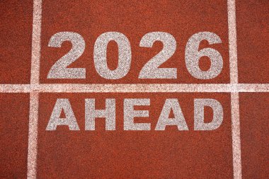 Yeni yılın başlangıcı. Koşu yolunda 2025, 2026, 2027 yılındaki değişiklikler. Yeni yılda başlayan yeni fikirlerin kavramı, KPI 'nin hayatta başarı hedeflerini belirlemenin yanı sıra planlama.