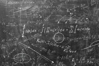 Fizik ve matematikte bilimsel formüller ve hesaplamalarla kazınmış bir tahta. Bilim ve eğitim geçmişi.