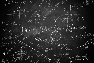 Fizik ve matematikte bilimsel formüller ve hesaplamalarla kazınmış bir tahta. Bilim ve eğitim geçmişi.