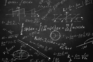 Fizik ve matematikte bilimsel formüller ve hesaplamalarla kazınmış bir tahta. Bilim ve eğitim geçmişi.