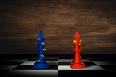 Çin ve AB işbirliği kavramı. Satranç Çin ve Avrupa Birliği bayrakları askerler bir satranç tahtası üzerinde piyonlar. 3D çizim