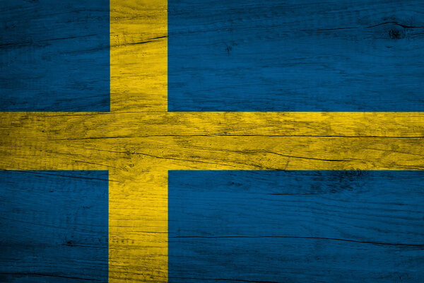 Швеция, шведский флаг, раскрашенный на старом деревянном фоне. День независимости Швеции 6 июня.
